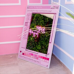K&ouml;nnte beinhalten: Ein rosa gerahmtes Kunstwerk mit einem Neon-Schild und einer Gartenszene. Der Rahmen hat ein Computer-Interface-Design mit dem Text "untitled - The Magic of Art" und "Dreams Brightness Magic Sparkle Rainbow Angel". Das Neon-Schild lautet "Better Together".