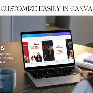 Puede incluir: Un port&aacute;til muestra la interfaz de Canva con plantillas de redes sociales. La pantalla muestra opciones para personalizar fuentes, colores, fotos y texto. Una taza azul y un cuaderno est&aacute;n sobre la mesa. El texto superior dice "PERSONALIZA F&Aacute;CILMENTE EN CANVA."