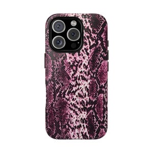 Könnte beinhalten: Eine Smartphone-Hülle mit einem leuchtend pinkfarbenen und schwarzen Schlangenhautmuster. Das Design bedeckt die gesamte Rückseite, einschließlich des Bereichs um das dreifache Kameraobjektivmodul, das zur Nutzung frei bleibt.