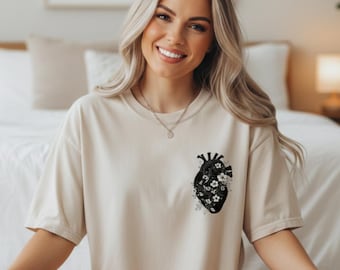 花柄ハートTシャツ：ゴシックボタニカルグラフィックTシャツ