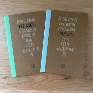 Quaderno A5 personalizzato Stray Kids con incisione laser, carta a righe. Un regalo perfetto per gli amanti degli Stays e del K-pop. Personalizzalo con i tuoi gusti skz.