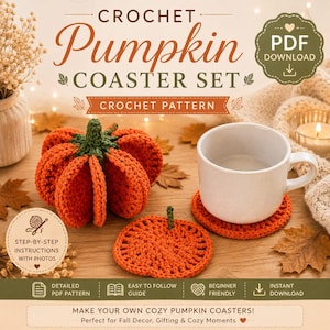 Op de afbeelding: Een digitaal PDF-haakpatroon voor pompoenonderzetters met de tekst CROCHET Pumpkin COASTER SET, CROCHET PATTERN, PDF DOWNLOAD en STEP-BY-STEP INSTRUCTIONS WITH PHOTOS. De afbeelding toont een gehaakte oranje pompoen en onderzetters.