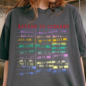 Koszulka Rainbow Library Stamp Comfort Colors, koszulka Return to Library Due Date, koszulka Book Lover, prezent dla bibliotekarza, koszulka Retro 90s Pride Reader