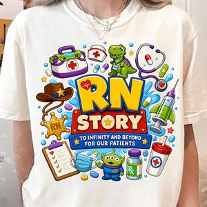Könnte beinhalten: Ein cremefarbenes T-Shirt mit einer bunten Grafik und dem Text RN STORY TO INFINITY AND BEYOND FOR OUR PATIENTS. Das Design zeigt einen medizinischen Koffer, ein Stethoskop, eine Spritze, ein Klemmbrett, eine Pillendose und verschiedene Comicfiguren.