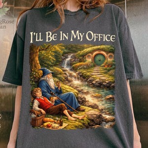 Sarò nel mio ufficio PNG, design per maglietta Fantasy Fellowship, maglietta grafica ispirata alla Contea PNG, regalo per amanti dei libri, citazione per lettori accoglienti