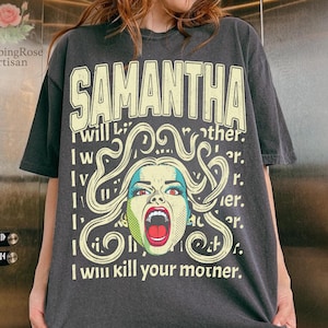 Peut inclure: T-shirt gris foncé avec le nom "SAMANTHA" en lettres jaunes délavées. Le design comprend une illustration d'une femme hurlant et la phrase "I will kill your mother."
