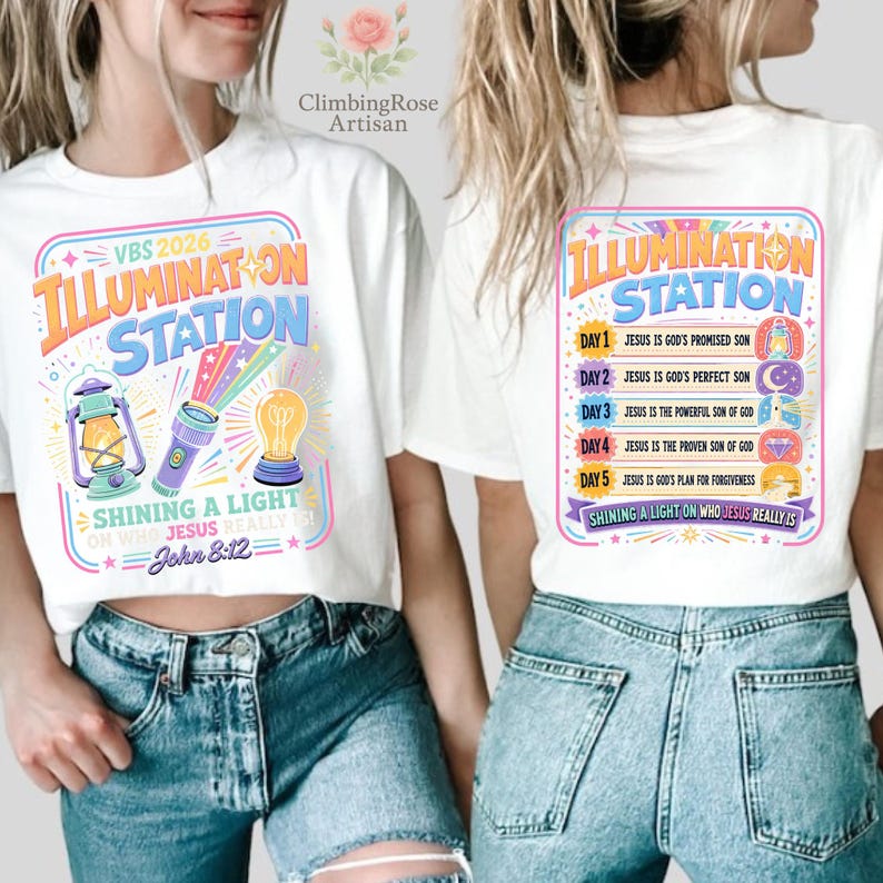 Pu&ograve; includere: Magliette bianche con grafica colorata. Una maglietta presenta "VBS 2026 ILLUMINATION STATION" con una lanterna, una torcia e una lampadina. L'altra maglietta ha "ILLUMINATION STATION" e un elenco di versetti biblici. Entrambe le magliette hanno il testo "Shining a light on who Jesus really is."