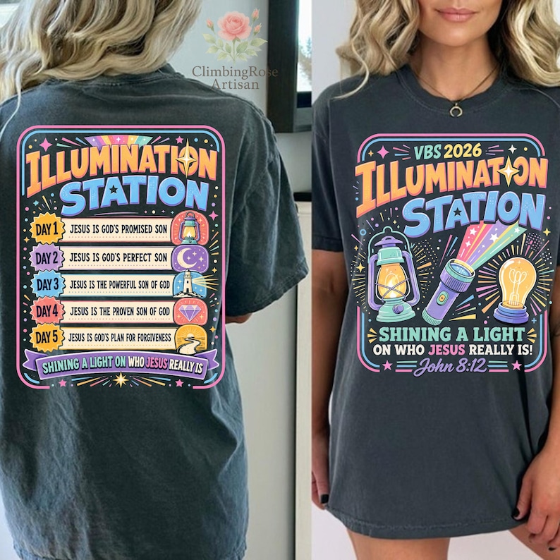 Pu&ograve; includere: T-shirt grigio scuro con un design grafico colorato. Il design presenta il testo "ILLUMINATION STATION" e "VBS 2026", insieme a illustrazioni di una lanterna, una torcia e una lampadina. La maglietta include anche il testo "Shining a Light on Who Jesus Really Is!" e "John 8:12".
