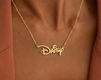 Collar con nombre y fuente Disney personalizados, collar con nombre y fuente Disney, placa con nombre Daisy personalizada, collar con nombre para niños, regalo para el Día de la Madre