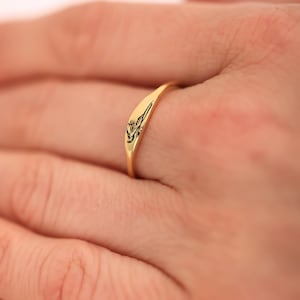 Benutzerdefinierte Geburtsblume Ring für Frauen Stapelbarer Ring Gravierte Blume für Mama Dünner Geburtsblumenring für Mädchen Dünner Hochzeitsband für Sie