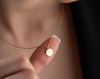 Collar de disco pequeño de plata esterlina, collar de disco personalizado con nombre, collar con inicial dorada para mujer, pequeño regalo para el Día de la Madre.