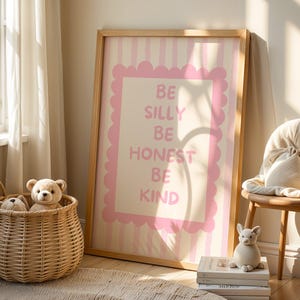 Roze Be Silly Be Honest Be Kind Retro print, vintage quote poster, retro kinderkamer decor, boho speelkamer kunst aan de muur, digitale download