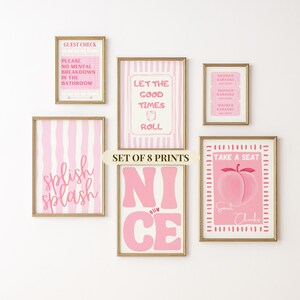 Könnte beinhalten: Ein Set aus fünf gerahmten Wandbildern in Rosa und Weiß. Die Drucke enthalten Texte wie GUEST CHECK, LET THE GOOD TIMES ROLL, SHOWER KARAOKE, SPLISH SPLASH, NICE BUM und TAKE A SEAT SWEET CHEEKS zusammen mit einer Pfirsich-Grafik.