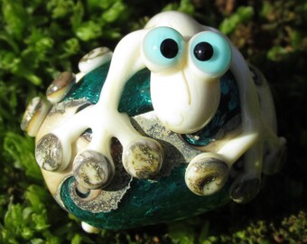 Ivory Lizard Gecko Chameleon on Sparkling Teal Pools Lampwork Glass Bead  NLC Beads