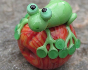 Green Frog on Coral Brain Bead Lampwork Glass NLC Beads