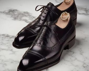 Handgemaakte zwarte leren oxford-schoenen: formele kleding voor heren