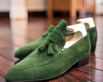 Zapatos mocasines de gamuza verde hechos a mano para hombre, zapatos sin cordones con borlas para hombre