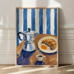 Puede incluir: Pintura enmarcada que representa una escena de desayuno. Una cafetera italiana plateada se encuentra sobre una mesa marrón junto a un plato con un cruasán y mermelada. Una taza de café humea, y el fondo presenta rayas azules y blancas.