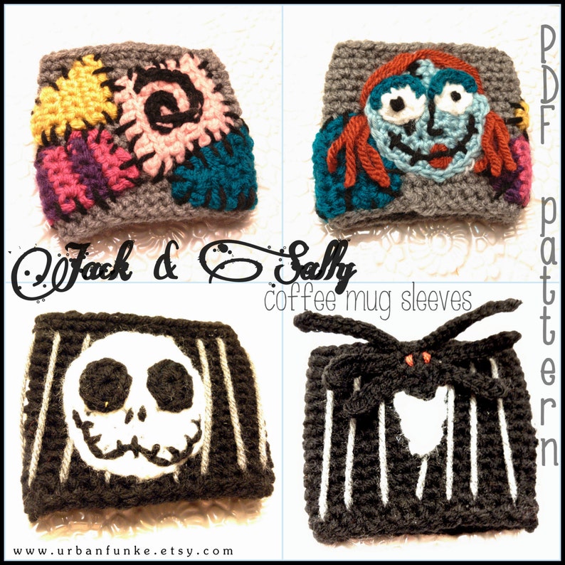 Puede incluir: Mangas de taza de caf&eacute; de ganchillo con Jack y Sally de Pesadilla antes de Navidad. Las mangas son de rayas blancas y negras con un dise&ntilde;o de calavera para Jack y grises con una cara azul y roja para Sally. El texto "Jack & Sally coffee mug sleeves" est&aacute; escrito debajo de las im&aacute;genes. El texto "PDF pattern" est&aacute; escrito en el lado derecho de la imagen.