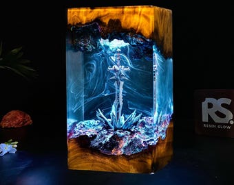 Lámpara de espada de resina hecha a mano, decoración para habitación de gamer de fantasía, lámpara de espada de Icebound, regalo para él, regalo único para él, idea de regalo de Navidad