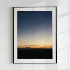 Stampa Tramonto e Luna Crescente – Arte murale con paesaggio montano marocchino – Fotografia naturalistica tranquilla