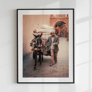 Stampa del Marocco, Medina di Marrakech, Fotografia di strada, Tanner sulla via di casa, Arte murale, Fotografia artistica