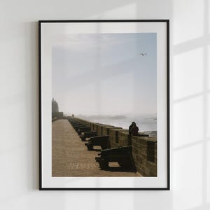 Vista costiera nostalgica con cannoni antichi – Stampa artistica da parete Essaouira, Marocco, Costa