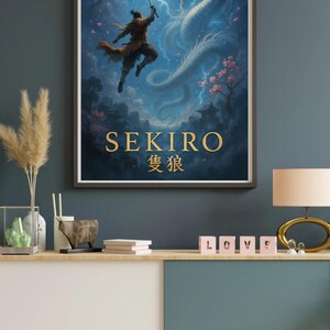 Può includere: Un poster con un'illustrazione digitale di un personaggio del videogioco Sekiro: Shadows Die Twice. Il personaggio sta combattendo un grande drago bianco in un cielo tempestoso. Il poster ha il titolo "SEKIRO" e i caratteri giapponesi per "Sekiro" in lettere dorate.