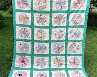 Vintage 1920s-1930s &quot;Dresden plate&quot; quilt with silhouettes (#1), pastels, green border, 66&quot; x 81&quot;, mostly hand stitched, VG cond.