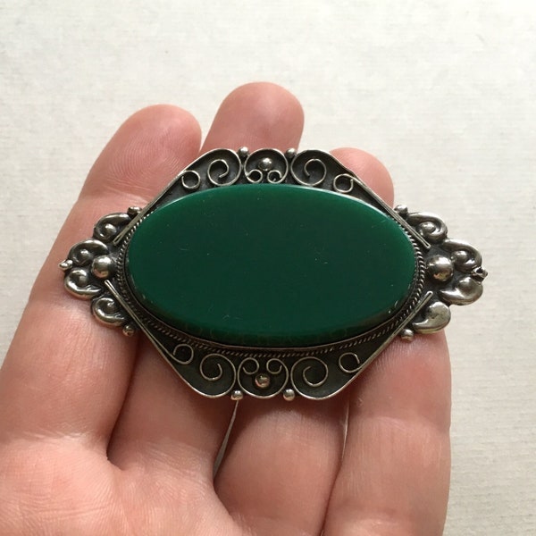 Vintage large Mexican oval green onyx (?) & silver brooch, marked JGC, bead and filigree border, Mexico, ca. 1950s