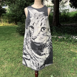 Vestido icónico vintage con póster de papel "Cat" de Harry Gordon, Londres, 1968, sin estrenar, en muy buen estado, mod. años 60, talla M, con artículo original de LIFE.