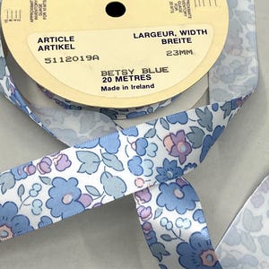 Vintage Liberty, London Band ""Betsy blue"", 14-Yard-Spule, 23 mm breit, Webrand Polyester-Satin, Irland, ca. 1970er, neuwertig."