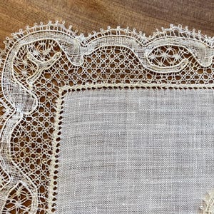 mouchoir des Flandres vintage en dentelle aux fuseaux blanc, env. 1950, dentelle de lin faite main, Bruges, Belgique, étiquette d'origine et carte postale, inutilisé, VG