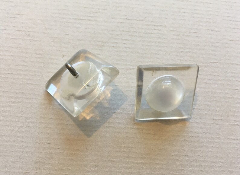 34 square metal shank ca Two vintage square faceted Lucite and acrylic moonstone buttons ? 1950s-1960s