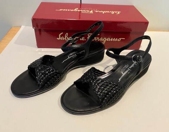 Vintage Salvatore Ferragamo Black T-strap Woven Sandals  display picture 1
