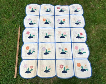 Sweet vintage 1920s-1930s appliqué quilt, art deco flowers, 48&quot; x 59&quot;, flour sack muslin?, mostly hand stitched, as-is (fading)