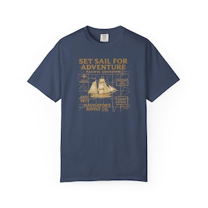 Ensemble voiles pour aventure chemise nautique vintage carte des Maritimes graphique sur t-shirt de minuit couleurs confort