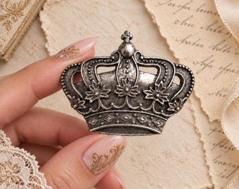 Decorazione a corona in metallo color argento, riccamente decorata / Decorazione per diario di oggetti usati e tecniche miste, stile vittoriano