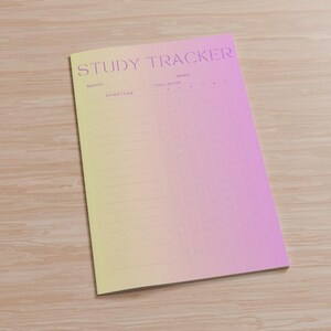 Op de afbeelding: Een gele en roze gradiënt studie tracker met de woorden "STUDY TRACKER" bovenaan. De tracker heeft kolommen voor "Maand", "Hoofdstukken" en "Week" met ruimte om het aantal hoofdstukken en het weeknummer in te vullen.