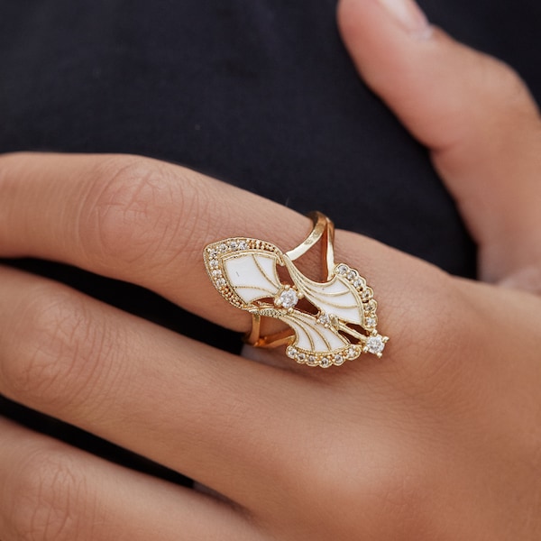 ANELLO SERENDIPITY: gioiello Art Déco in smalto bianco e zirconi cubici dorati.