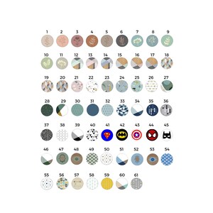 Op de afbeelding: Een set van 61 ronde stickers met verschillende patronen en ontwerpen. De stickers bevatten geometrische vormen, dieren, planten en superheldenlogo's. De stickers zijn perfect om een ​​persoonlijke touch toe te voegen aan notitieboekjes, laptops, waterflessen en andere items.