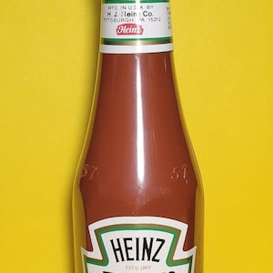 Radio transistor AM con ketchup de tomate Heinz.