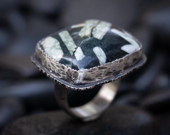 Writing stone ring | textured setting | US size 8