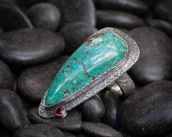 Kingman turquoise teardrop | textured setting | hand carved & cast ring shank | US size 8