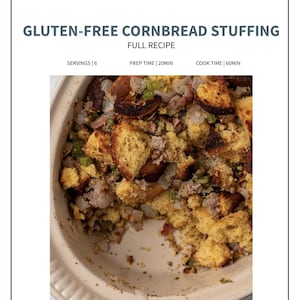 Puede incluir: Relleno de pan de maíz sin gluten en una fuente para horno beige. El plato contiene trozos de pan de maíz dorados, verduras y carne. El texto en la parte superior dice "GLUTEN-FREE CORNBREAD STUFFING FULL RECIPE". La receta es para 6 personas.