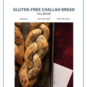 Puede incluir: Una trenza de pan challah sin gluten, salpicada de semillas de amapola, sobre una bandeja oscura. La imagen incluye texto: GLUTEN-FREE CHALLAH BREAD, FULL RECIPE, SERVINGS | 2, PREP TIME | 30MIN, COOK TIME | 25MIN.