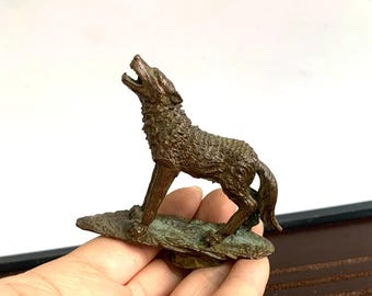 Vintage Bronze Wolf Statue: Carved Feng Shui Tea Pet