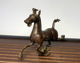 大理石の台座に乗ったブロンズ製の馬像 – 騎馬彫刻、鋳造所のマーク