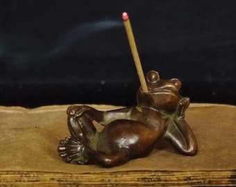 Quemador de incienso vintage de rana tallada en bronce. Estatua de mascota de té, decoración del hogar.