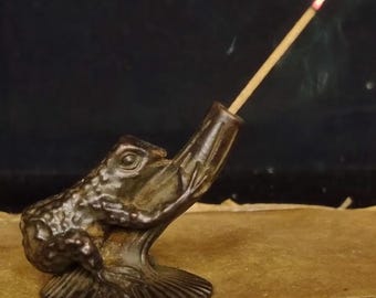 Quemador de incienso vintage de rana tallada en bronce. Estatua de mascota de té, decoración del hogar.